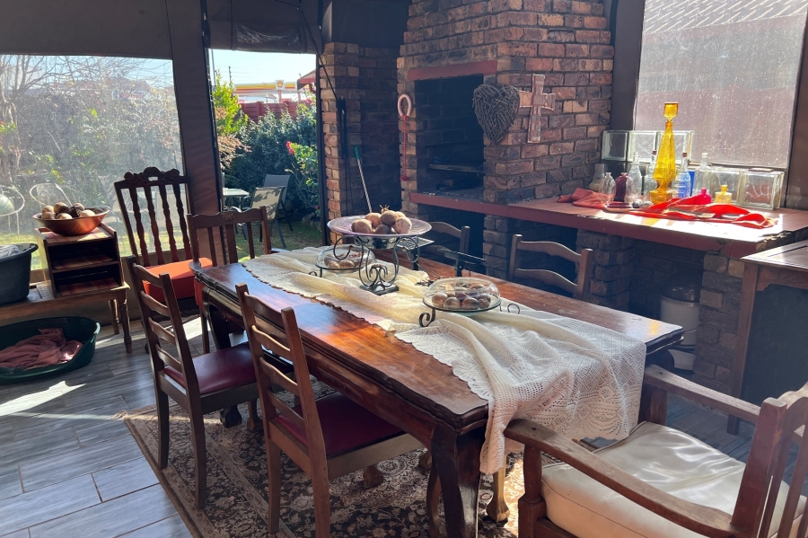 2 Bedroom Property for Sale in Rooihuiskraal North Gauteng