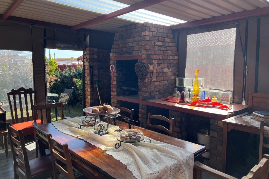 2 Bedroom Property for Sale in Rooihuiskraal North Gauteng