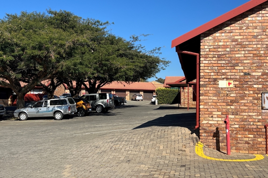 2 Bedroom Property for Sale in Rooihuiskraal North Gauteng