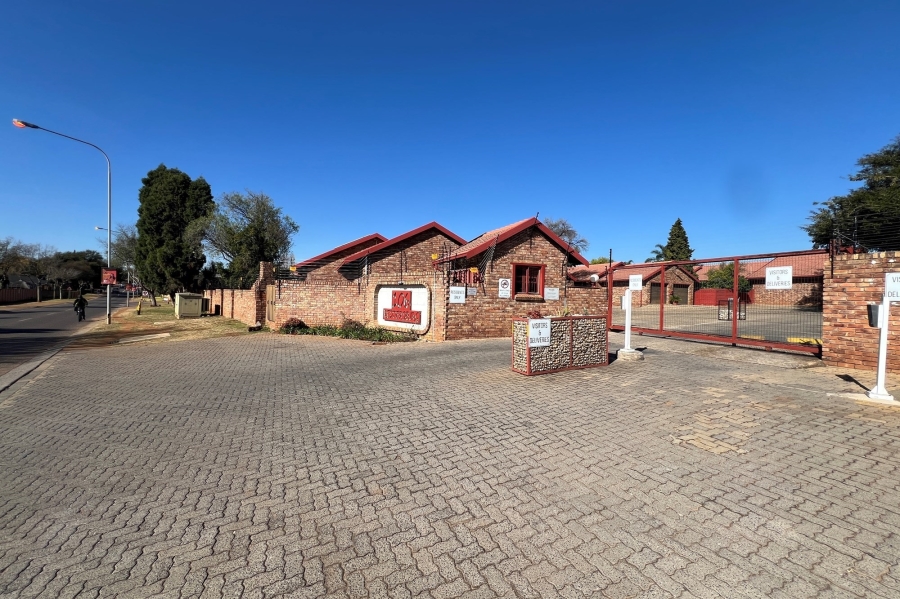 2 Bedroom Property for Sale in Rooihuiskraal North Gauteng