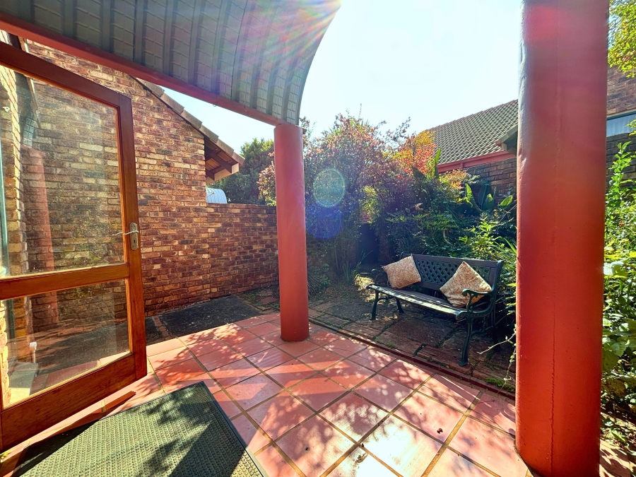 2 Bedroom Property for Sale in Die Hoewes Gauteng