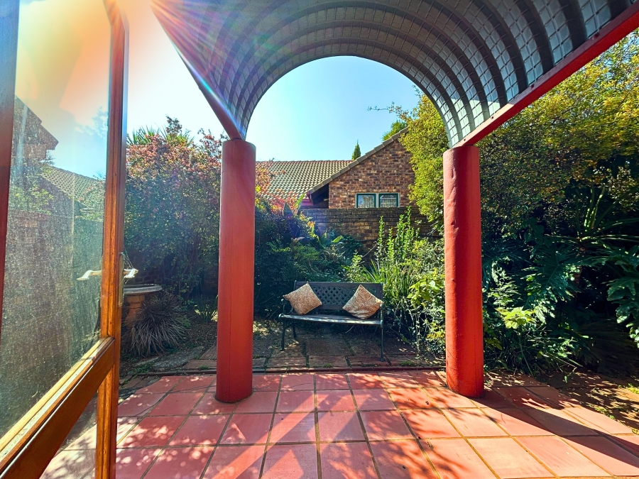 2 Bedroom Property for Sale in Die Hoewes Gauteng