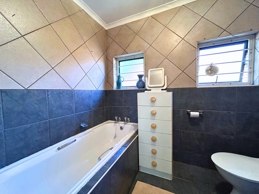 2 Bedroom Property for Sale in Die Hoewes Gauteng