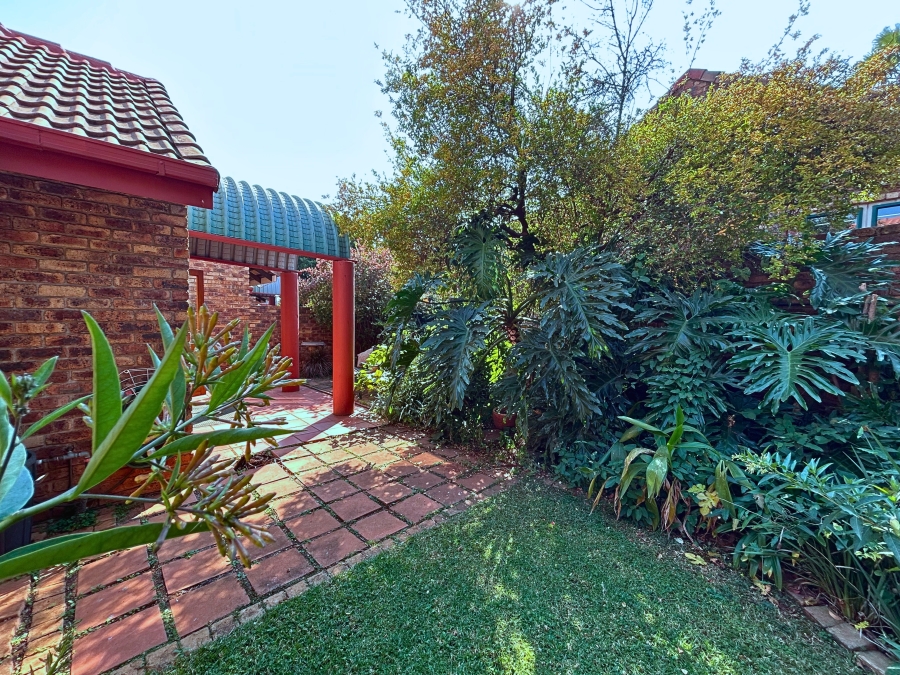 2 Bedroom Property for Sale in Die Hoewes Gauteng