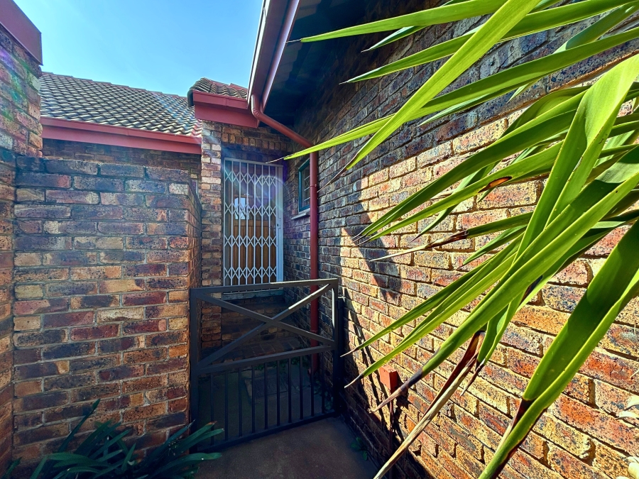 2 Bedroom Property for Sale in Die Hoewes Gauteng
