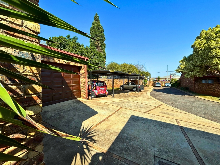2 Bedroom Property for Sale in Die Hoewes Gauteng