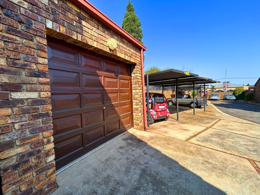 2 Bedroom Property for Sale in Die Hoewes Gauteng