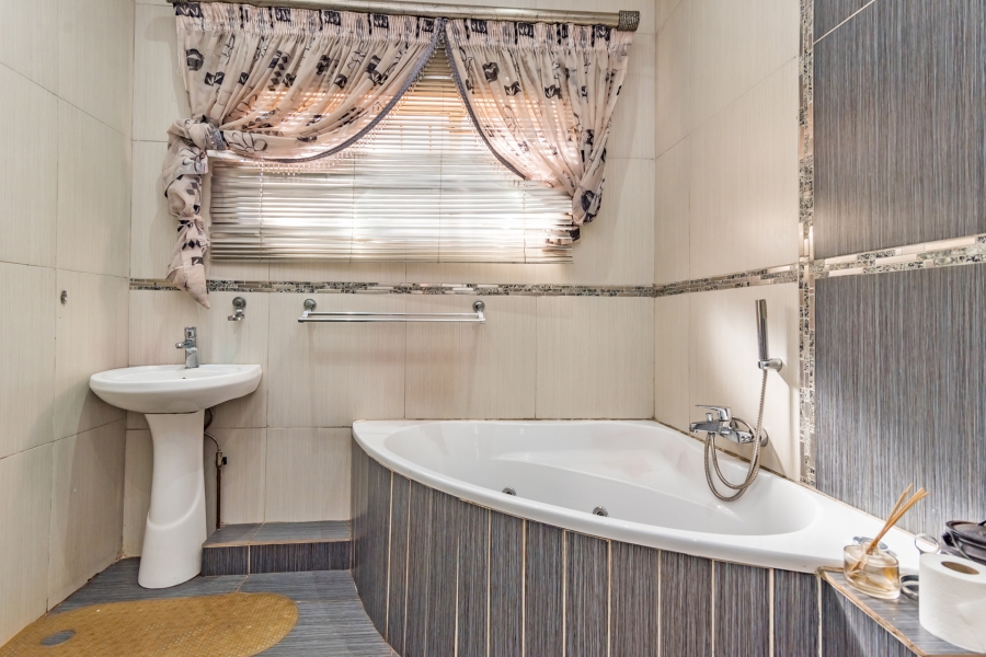 6 Bedroom Property for Sale in Meyerspark Gauteng