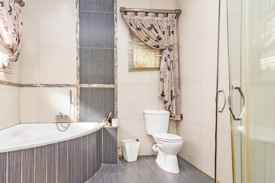 6 Bedroom Property for Sale in Meyerspark Gauteng