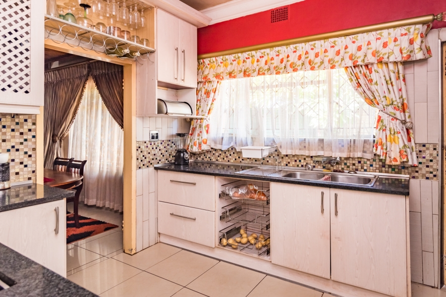 6 Bedroom Property for Sale in Meyerspark Gauteng