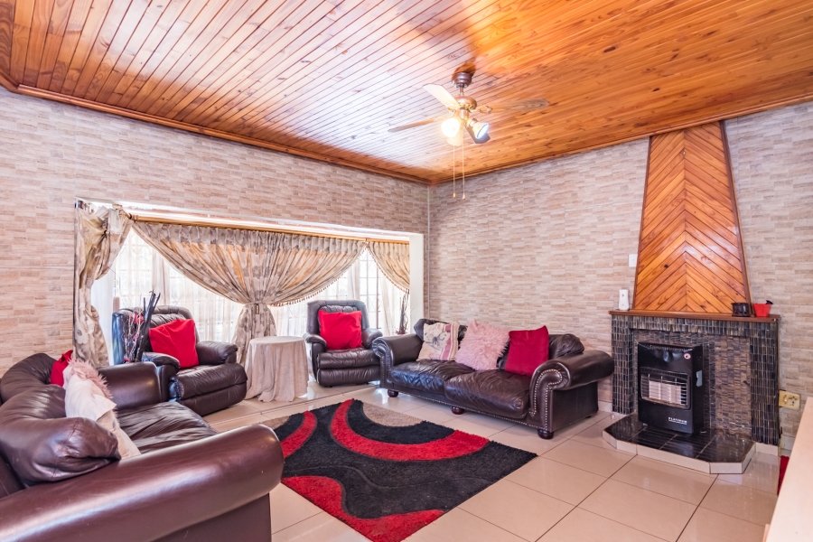 6 Bedroom Property for Sale in Meyerspark Gauteng