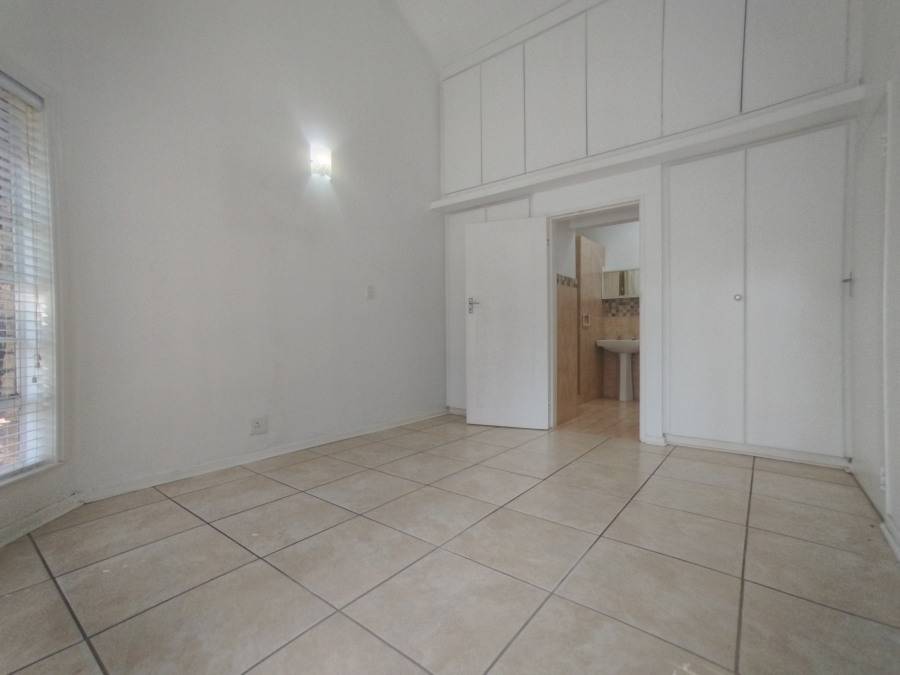 4 Bedroom Property for Sale in Rooihuiskraal Gauteng