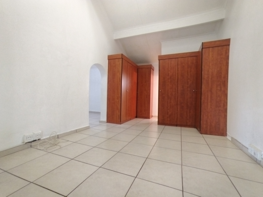 4 Bedroom Property for Sale in Rooihuiskraal Gauteng