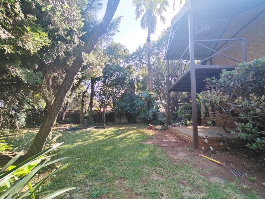 4 Bedroom Property for Sale in Rooihuiskraal Gauteng