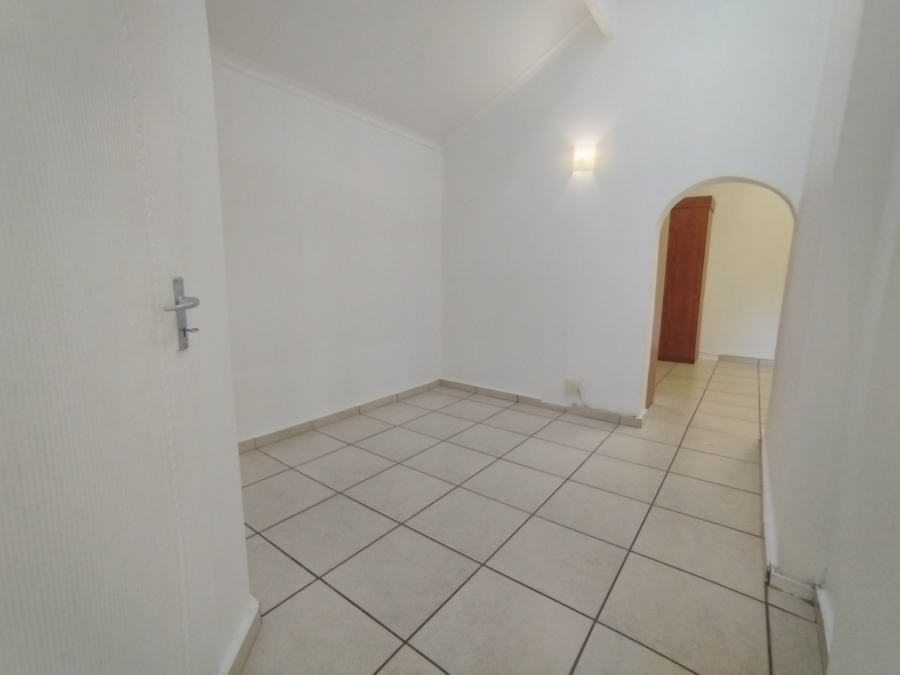 4 Bedroom Property for Sale in Rooihuiskraal Gauteng