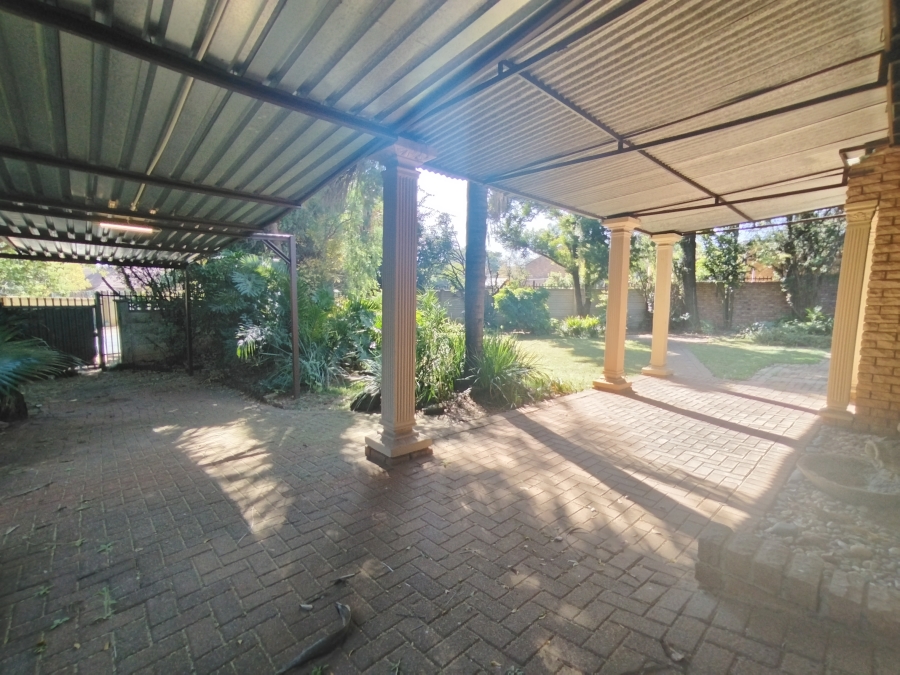 4 Bedroom Property for Sale in Rooihuiskraal Gauteng