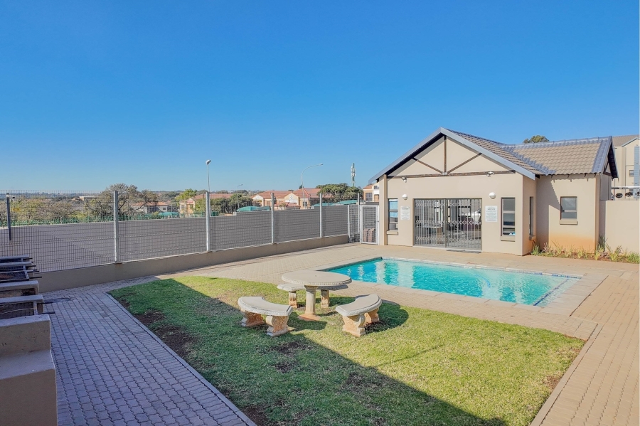 To Let 2 Bedroom Property for Rent in Ruimsig Gauteng