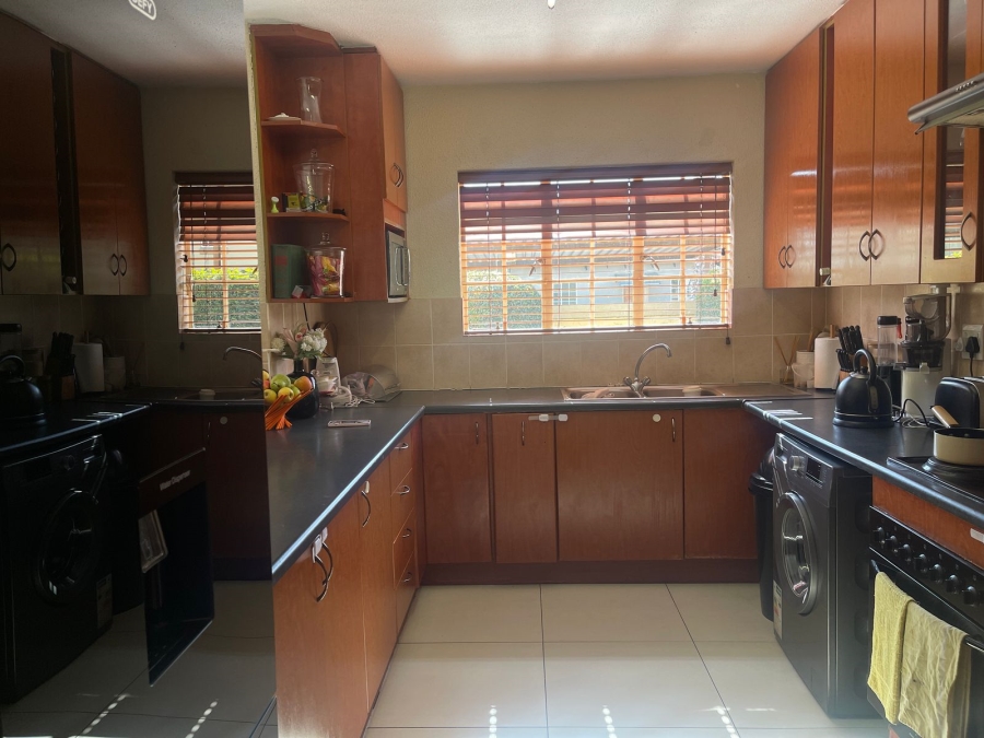 To Let 3 Bedroom Property for Rent in Heuwelsig Estate Gauteng