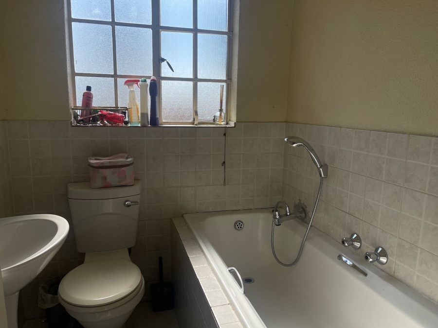 To Let 3 Bedroom Property for Rent in Heuwelsig Estate Gauteng