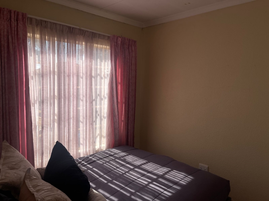 To Let 3 Bedroom Property for Rent in Heuwelsig Estate Gauteng