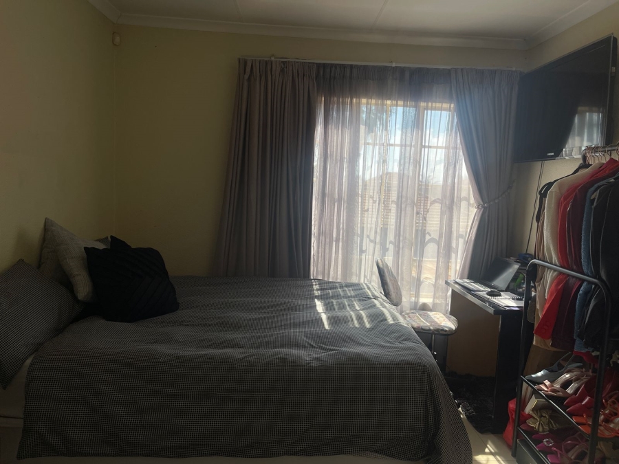 To Let 3 Bedroom Property for Rent in Heuwelsig Estate Gauteng