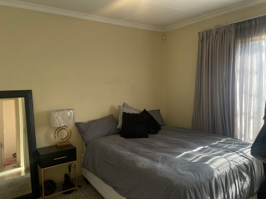 To Let 3 Bedroom Property for Rent in Heuwelsig Estate Gauteng