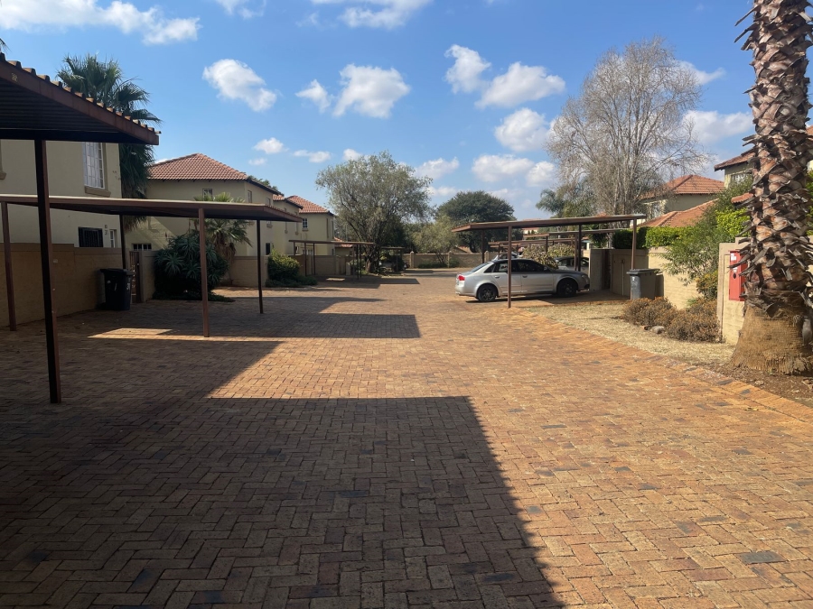To Let 3 Bedroom Property for Rent in Heuwelsig Estate Gauteng