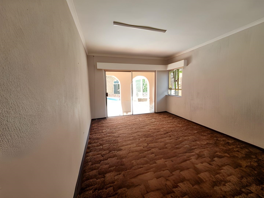 5 Bedroom Property for Sale in Kloofendal Gauteng