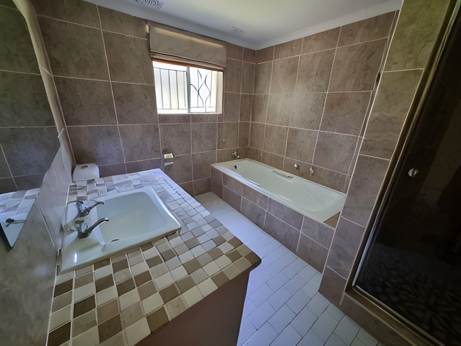 5 Bedroom Property for Sale in Kloofendal Gauteng