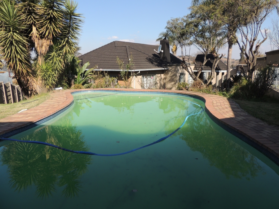 3 Bedroom Property for Sale in Linmeyer Gauteng