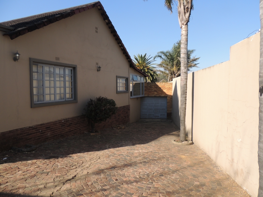 3 Bedroom Property for Sale in Linmeyer Gauteng
