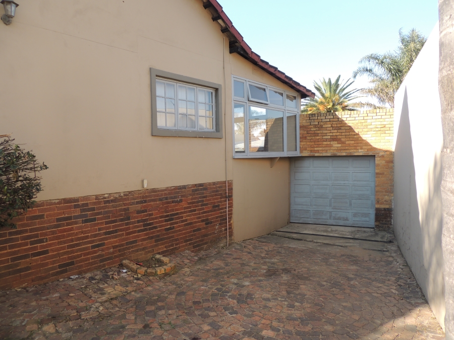 3 Bedroom Property for Sale in Linmeyer Gauteng