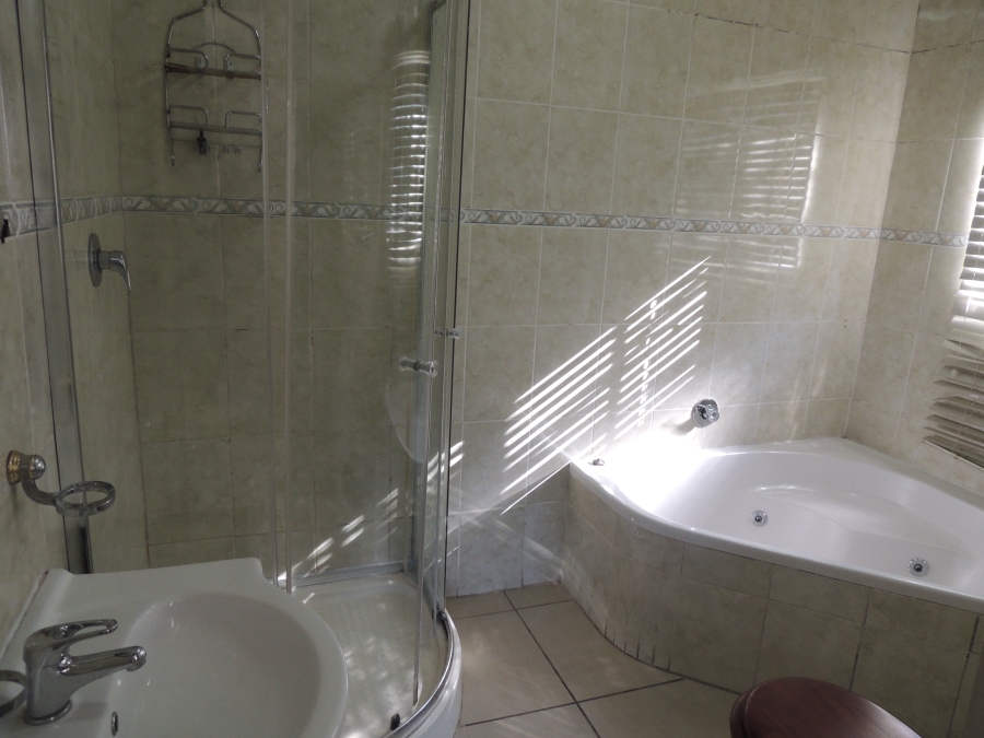 3 Bedroom Property for Sale in Linmeyer Gauteng