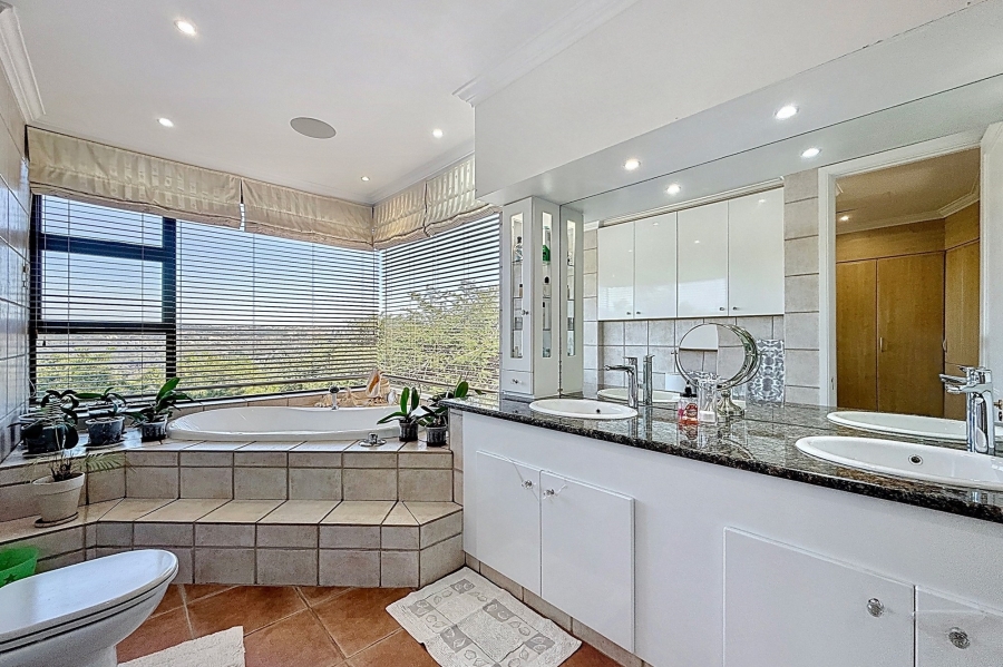 5 Bedroom Property for Sale in Mooikloof Equestrian Estate Gauteng