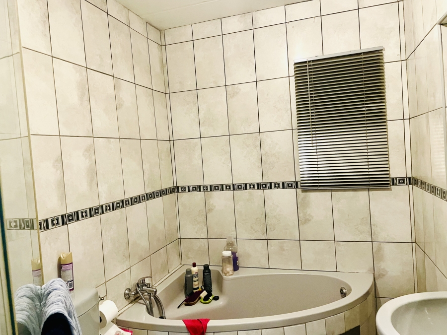 2 Bedroom Property for Sale in Erand Gardens Gauteng