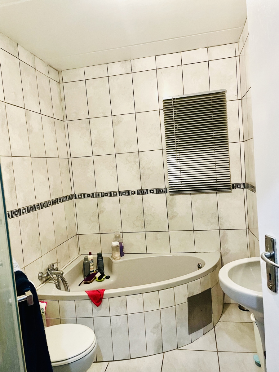 2 Bedroom Property for Sale in Erand Gardens Gauteng