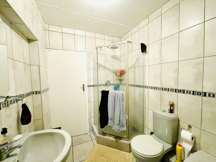 2 Bedroom Property for Sale in Erand Gardens Gauteng