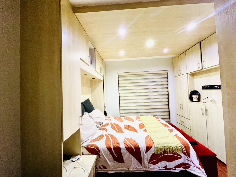 2 Bedroom Property for Sale in Erand Gardens Gauteng