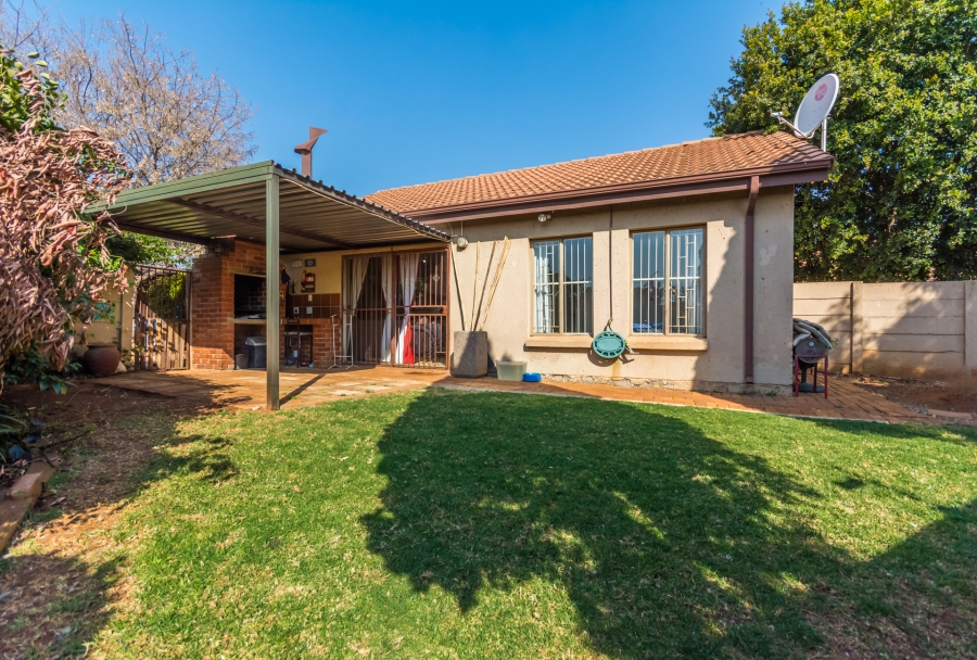2 Bedroom Property for Sale in Pierre Van Ryneveld Gauteng