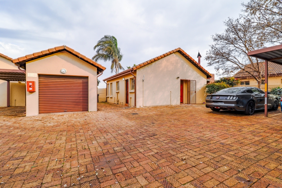2 Bedroom Property for Sale in Pierre Van Ryneveld Gauteng