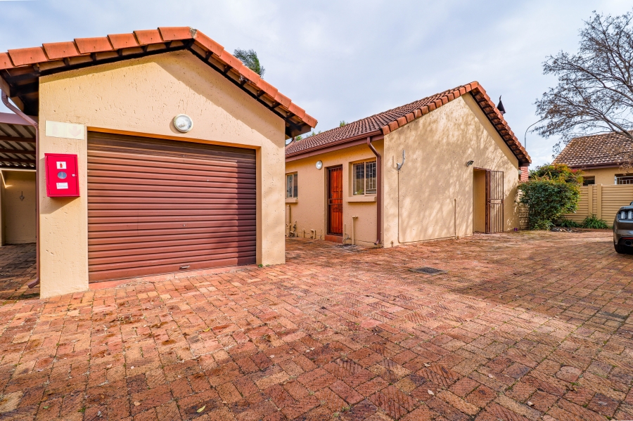 2 Bedroom Property for Sale in Pierre Van Ryneveld Gauteng