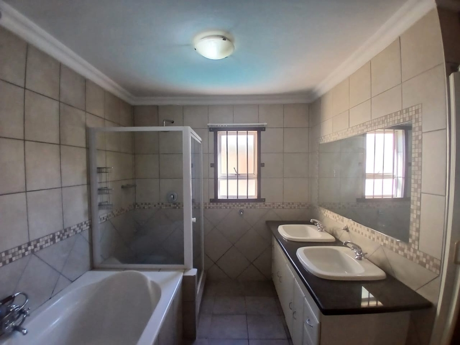 To Let 4 Bedroom Property for Rent in Lynnwood Gauteng