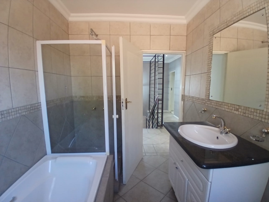 To Let 4 Bedroom Property for Rent in Lynnwood Gauteng