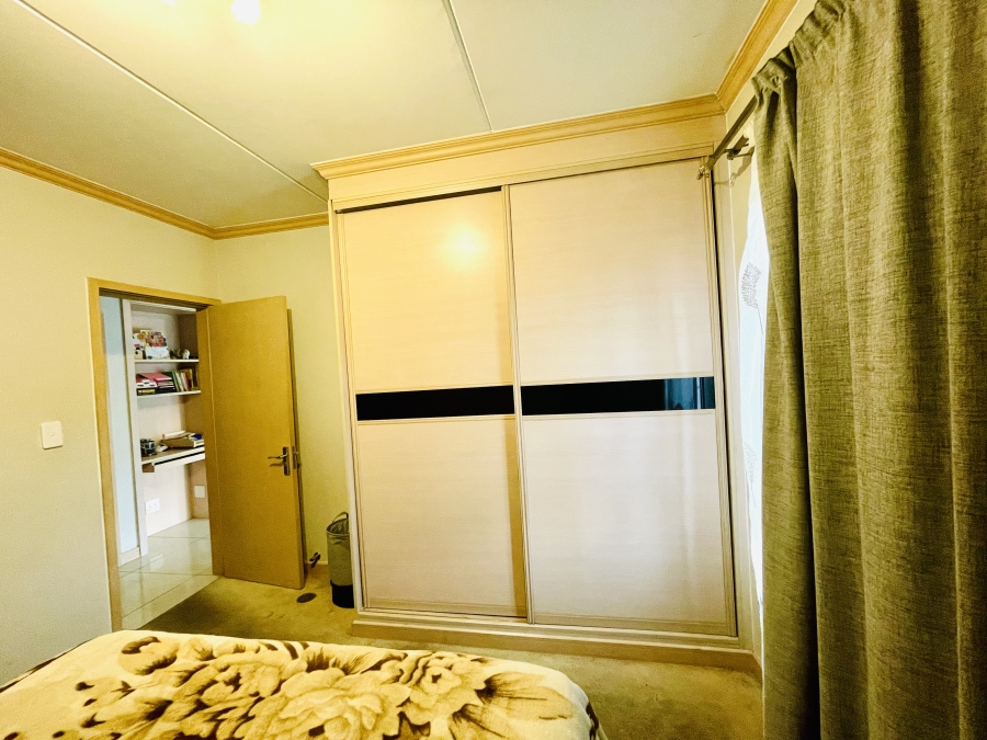 2 Bedroom Property for Sale in Erand Gardens Gauteng