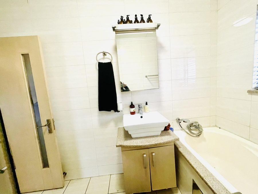 2 Bedroom Property for Sale in Erand Gardens Gauteng