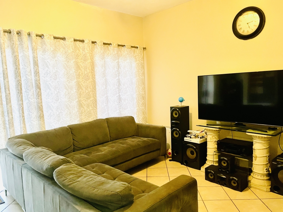 2 Bedroom Property for Sale in Erand Gardens Gauteng