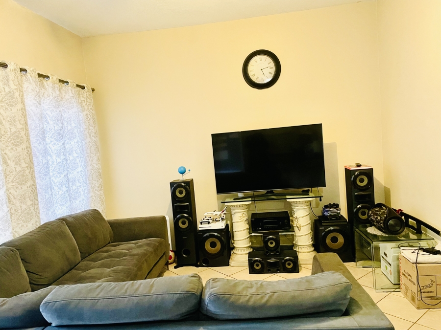 2 Bedroom Property for Sale in Erand Gardens Gauteng