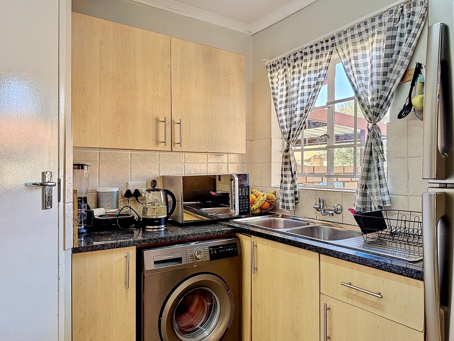 To Let 2 Bedroom Property for Rent in Equestria Gauteng