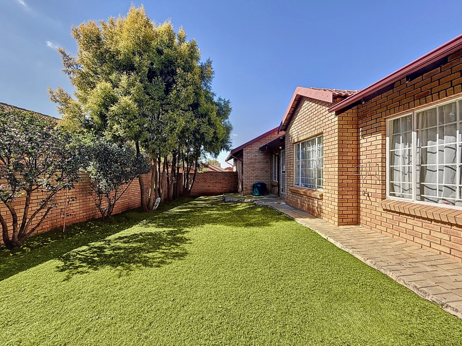 To Let 2 Bedroom Property for Rent in Equestria Gauteng