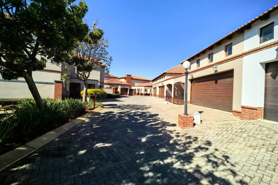 3 Bedroom Property for Sale in Bronberg Close Gauteng